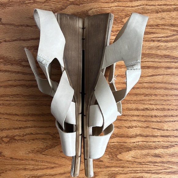 Relativity Re-Kit - Women’s tan strap sandal with velcro closure. Size 9 1/2 - Picture 3 of 5